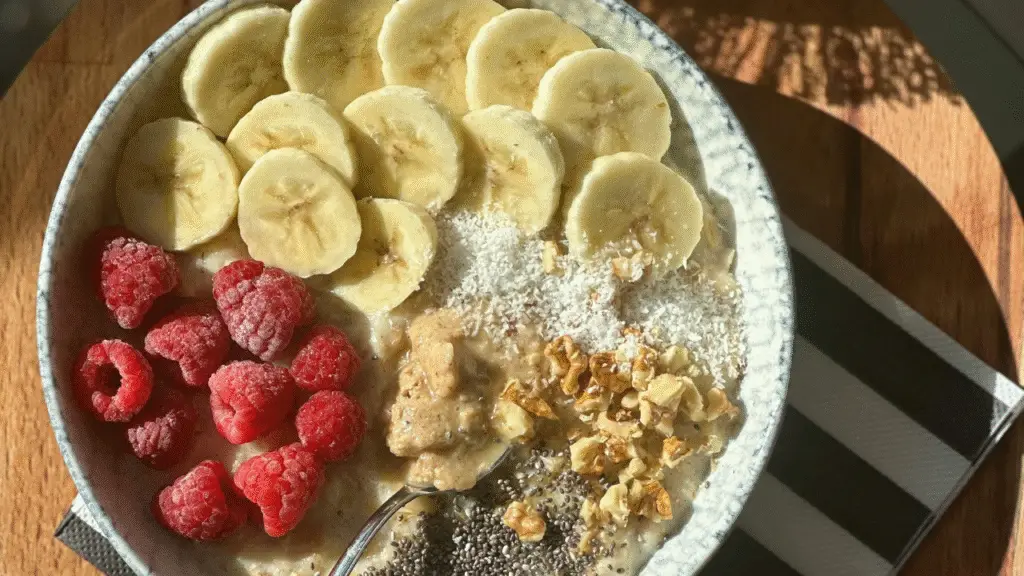 Tigela com aveia e frutas